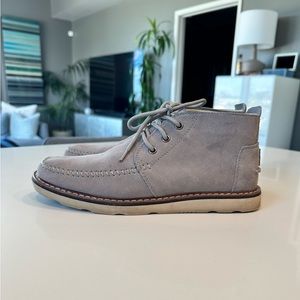 Men’s Tom’s Gray Suede Mid-Top in size 8.